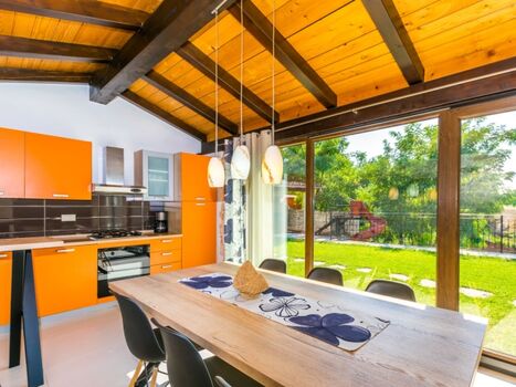 Küche mit Essbereich