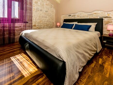 Schlafzimmer mit Doppelbett