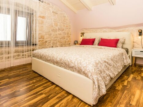 Schlafzimmer mit Doppelbett