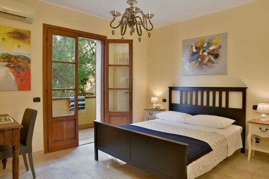 Schlafzimmer mit Doppelbett