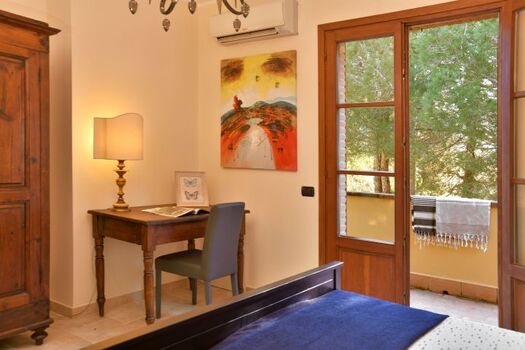 Schlafzimmer und kleiner Balkon