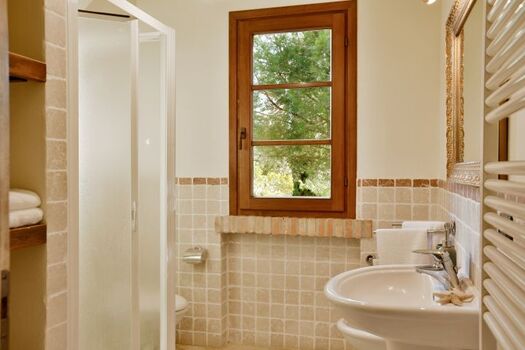 Bad mit Dusche im 1. Stock