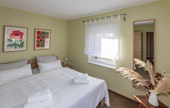 Schlafzimmer mit Doppelbett 1,80 x 2,00 m