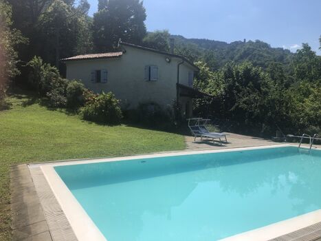 Außenansicht mit Pool