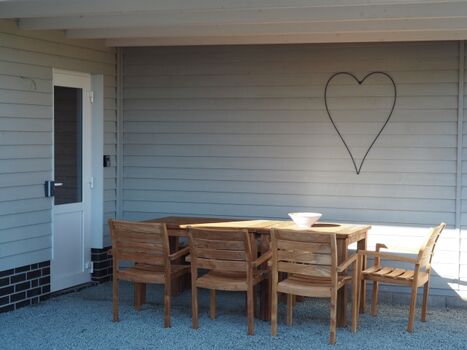 Überdachte Terrasse mit Eingang zur Sauna