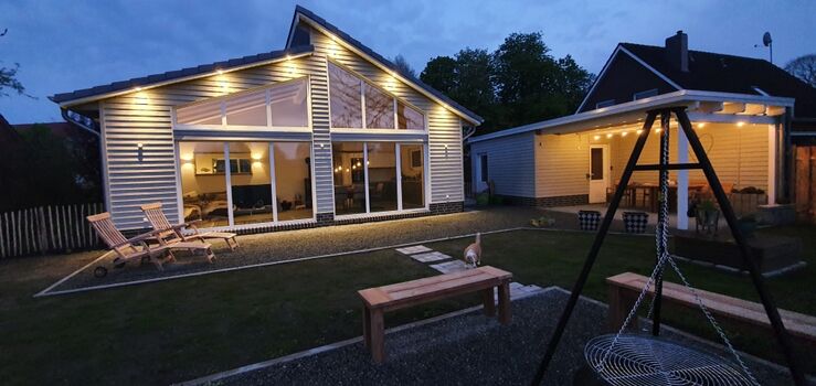 Haupt- und Nebengebäude beleuchtet