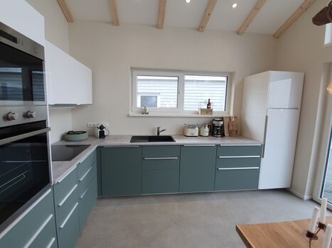 gut ausgestattete Küche mit Spülmaschine