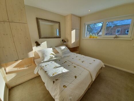 Schlafzimmer mit elektrischen Rolläden