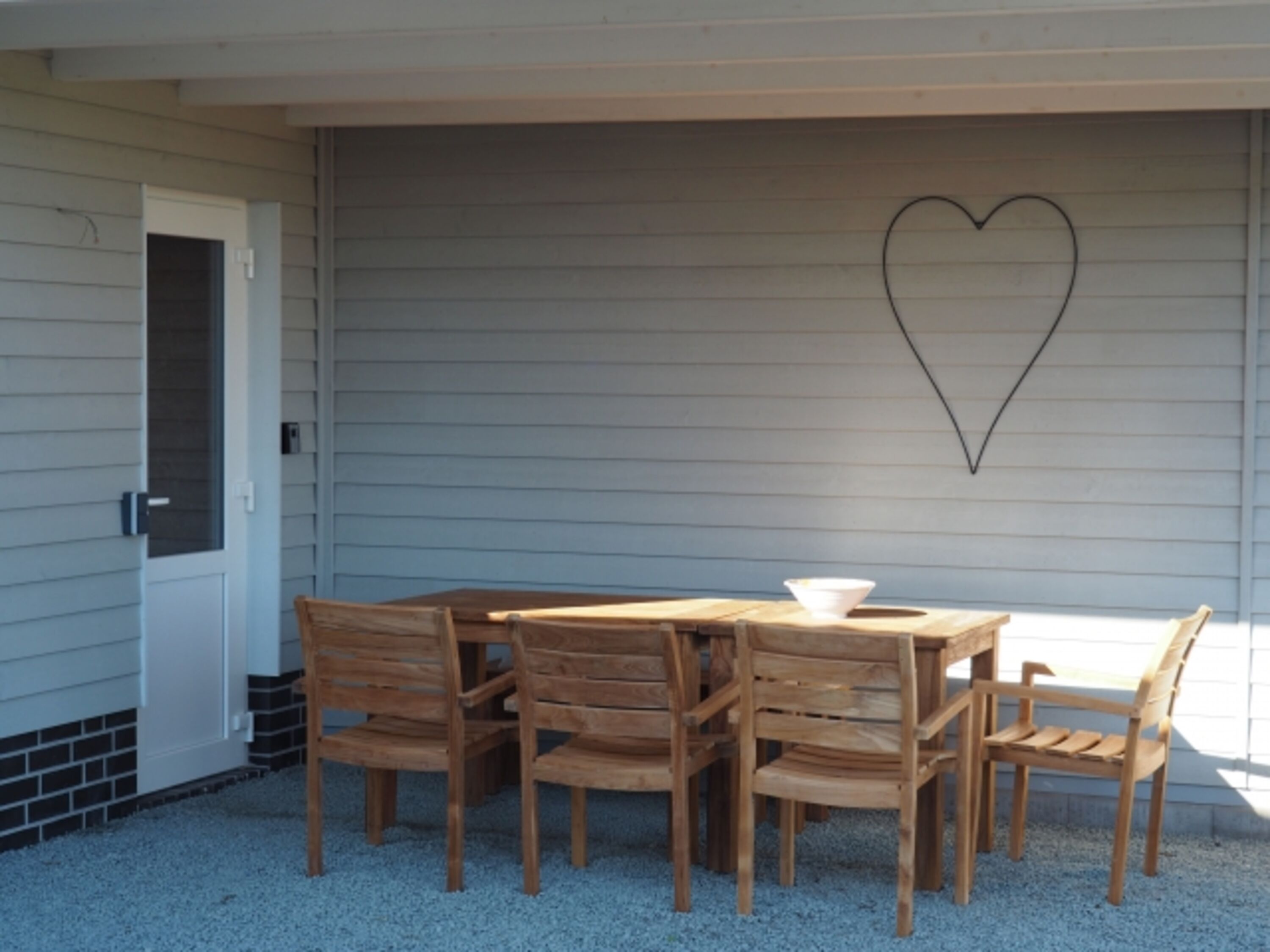 Überdachte Terrasse mit Eingang zur Sauna