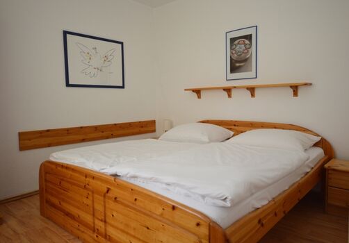 Schlafzimmer mit Doppelbett