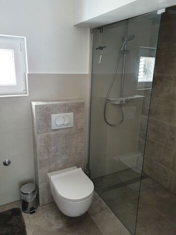 Bad mit begehbarer Dusche 