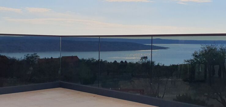 Blick von der Terrasse auf das Meer