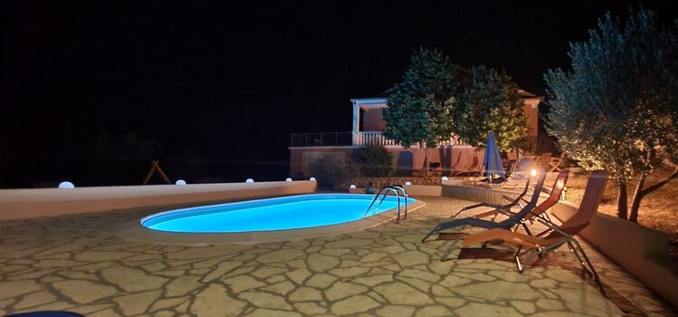 Pool bei Nacht genießen
