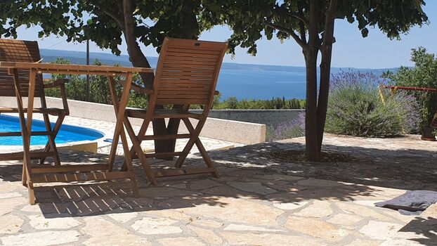 Schöner Schattenplatz unter den Lindenblütenbäumen mit Blick auf das Meer