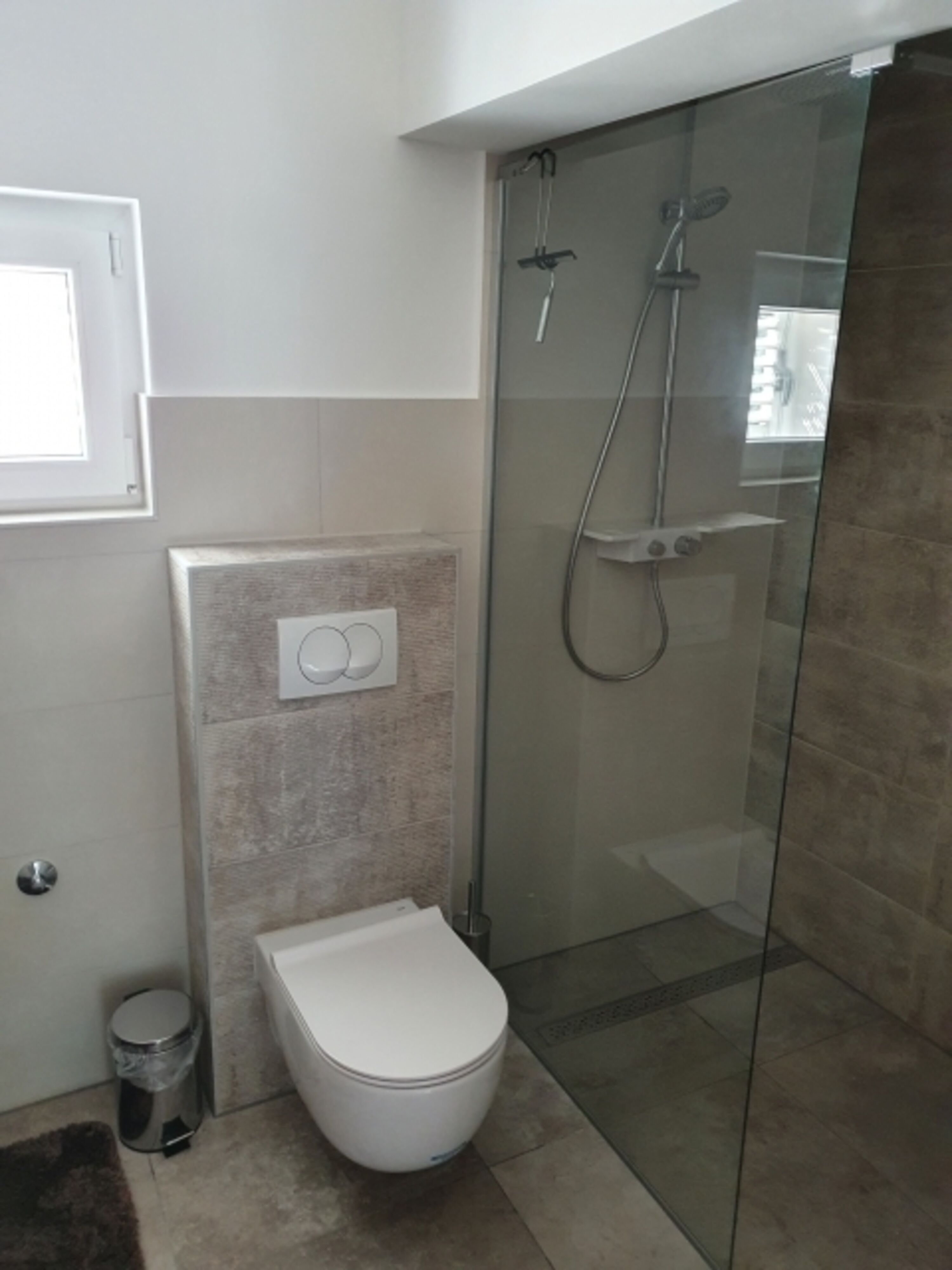 Bad mit begehbarer Dusche 