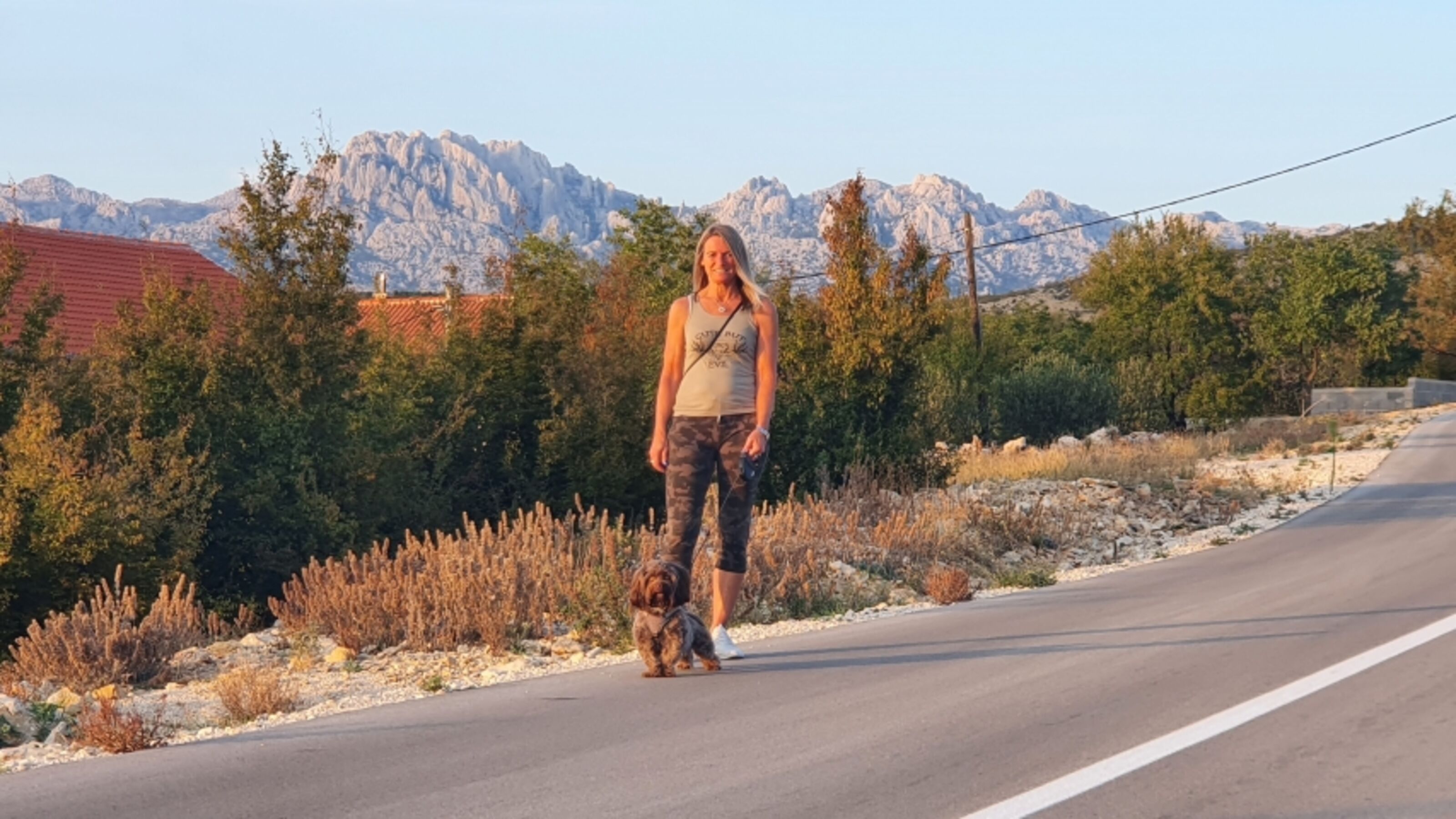 Ihre Vermieterin Birgit mit Fellnase Rocky