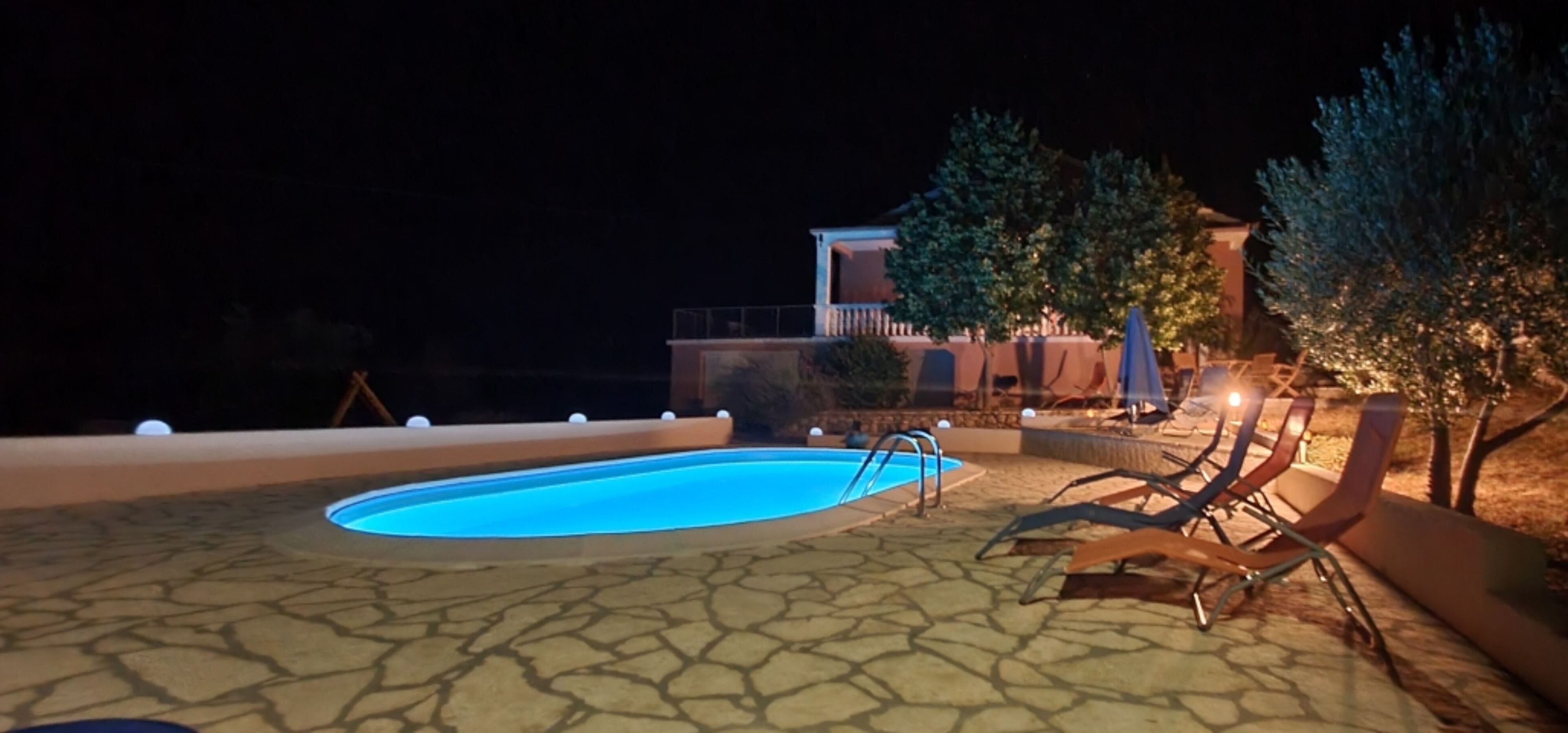 Pool bei Nacht genießen