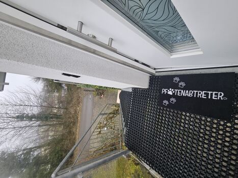 Unsere Außentreppe mit Gummimatten als Pfotenschutz