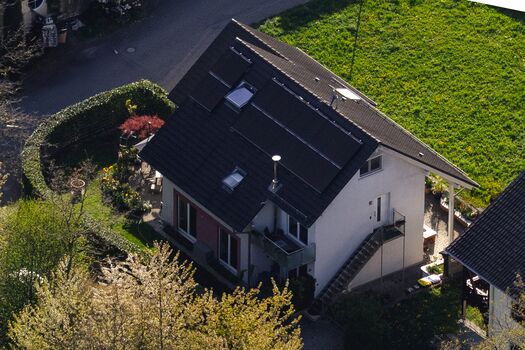 Blick aus der Luft auf unser Haus mit ihrem Balkon und Außen Treppe