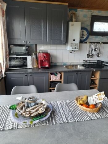 Küchenzeile mit Essecke