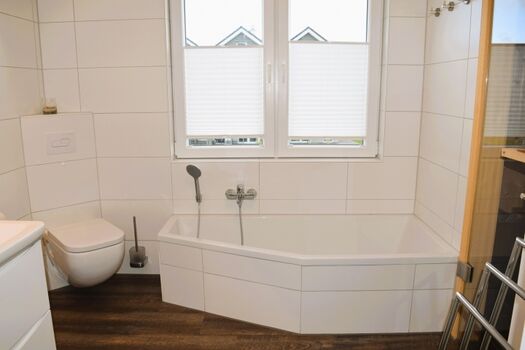 Badezimmer mit Wanne und  1. OG