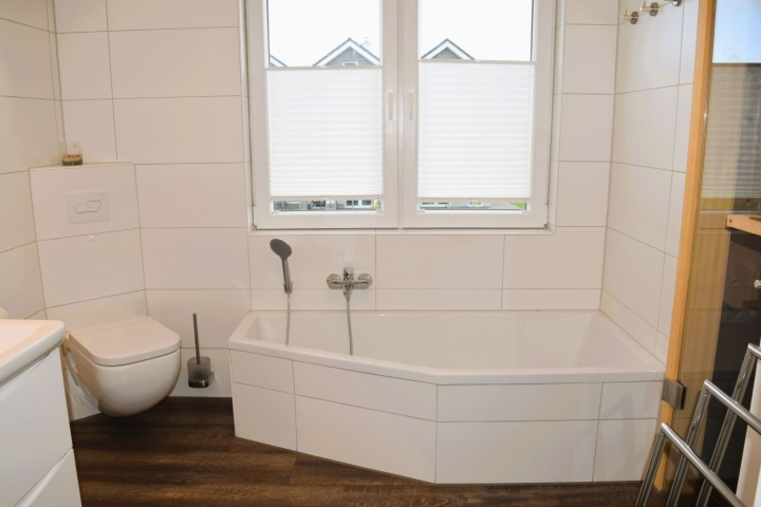 Badezimmer mit Wanne und 1. OG