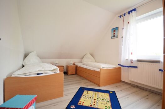 Schlafzimmer mit zwei Einzelbetten