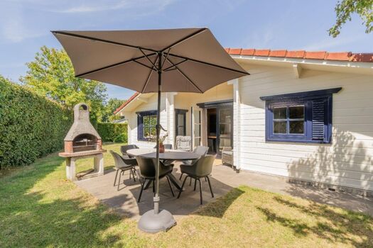 Die sonnige Terrasse mit Gartengruppe