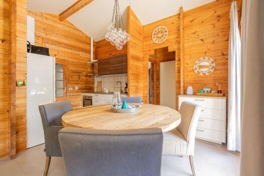 Die offene Küche mit Essgruppe