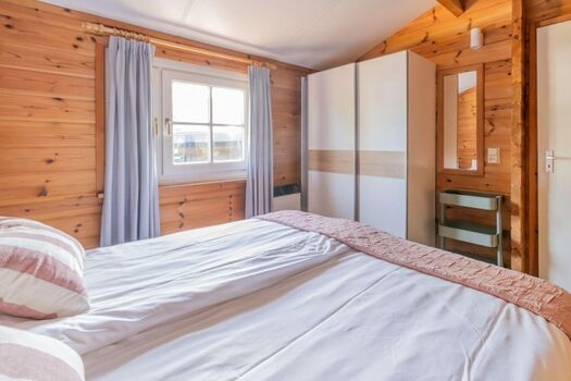 Schlafzimmer 1 mit Doppelbett und Kleiderschrank