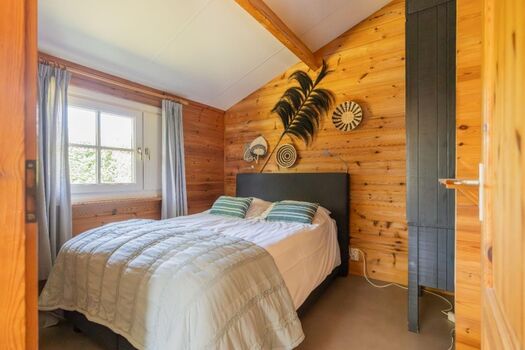 Schlafzimmer 2 mit Doppelbett (140x200) und Schrank