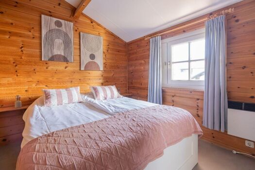 Schlafzimmer 1 mit Doppelbett und Kleiderschrank