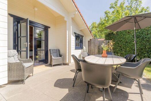 Die sonnige Terrasse mit Gartengruppe