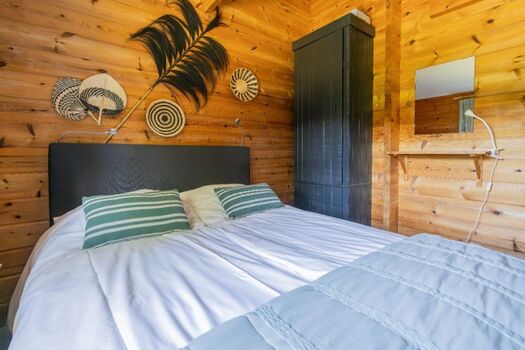 Schlafzimmer 2 mit Doppelbett (140x200) und Schrank