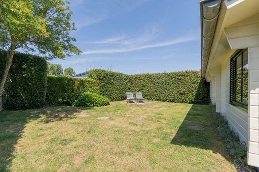 Der Garten mit Sonnenliegen