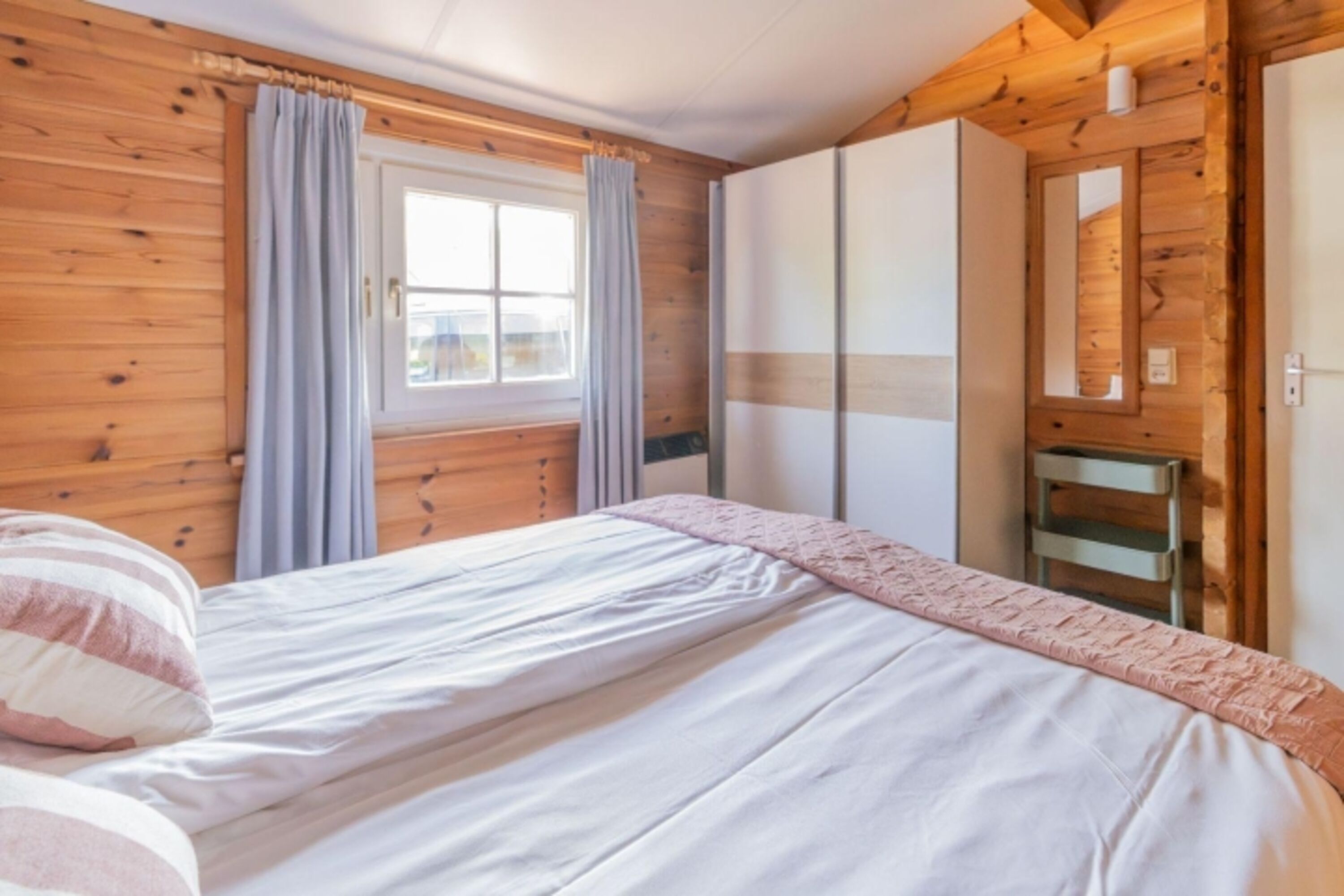 Schlafzimmer 1 mit Doppelbett und Kleiderschrank