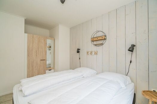 Schlafzimmer 1 mit 2 Boxspringbetten und Schrank