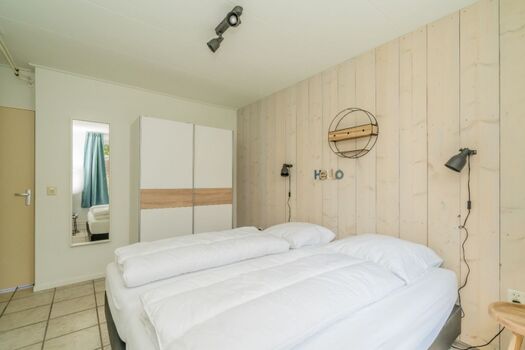 Schlafzimmer 2 mit 2 Boxspringbetten und Schrank