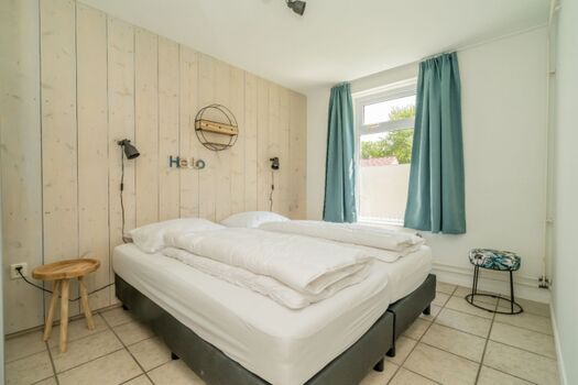 Schlafzimmer 2 mit 2 Boxspringbetten und Schrank