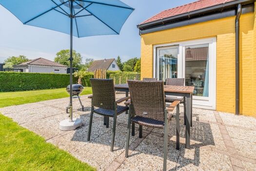 Die sonnige Terrasse mit Gartengruppe und Grill