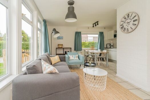 Das helle, geschmackvoll eingerichtete Wohnzimmer