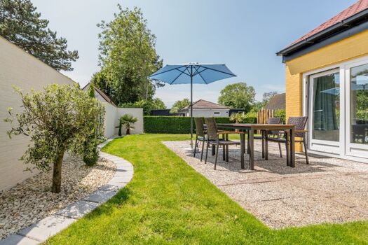 Neu angelegter Garten im tropischen Stil