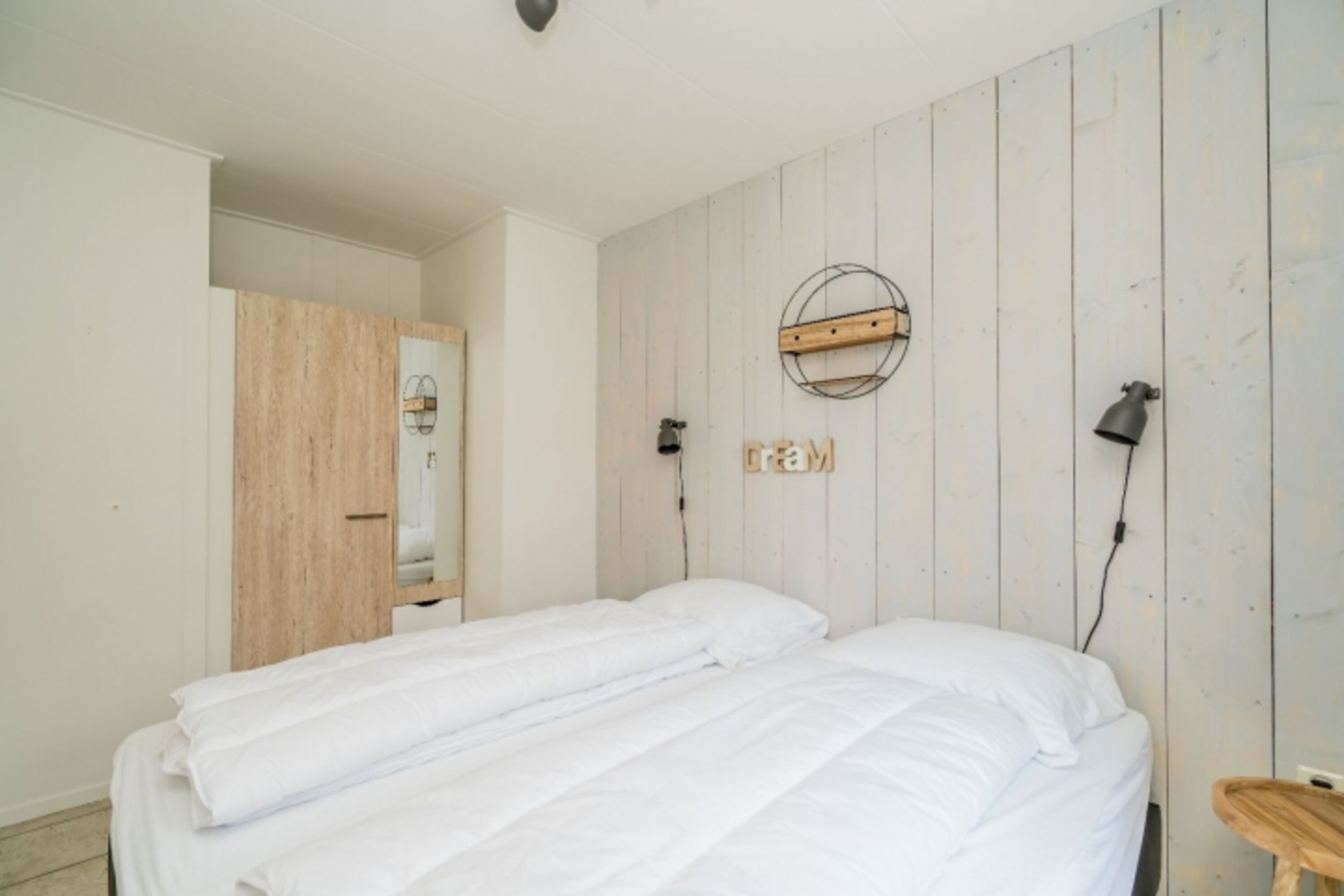 Schlafzimmer 1 mit 2 Boxspringbetten und Schrank