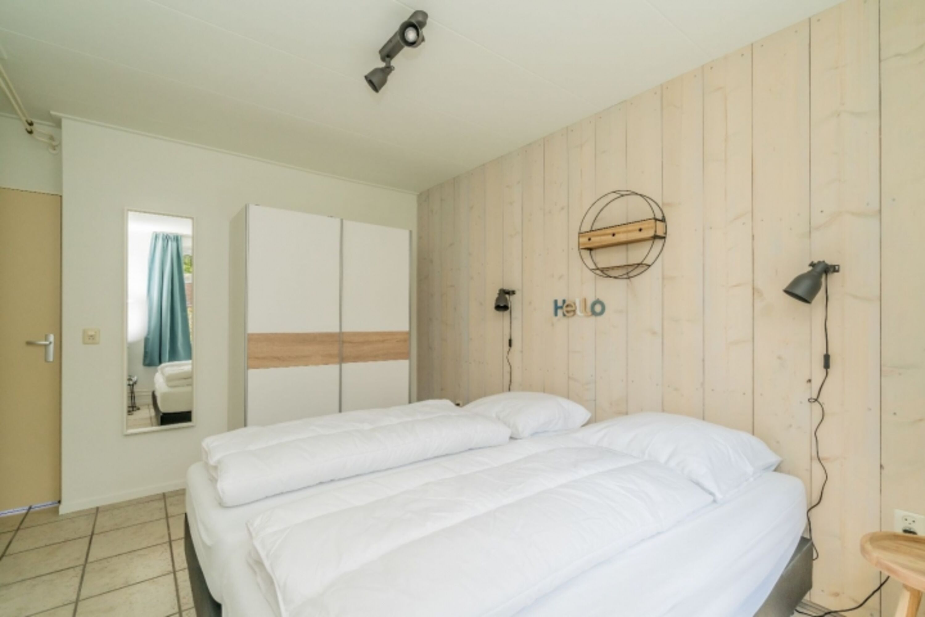 Schlafzimmer 2 mit 2 Boxspringbetten und Schrank