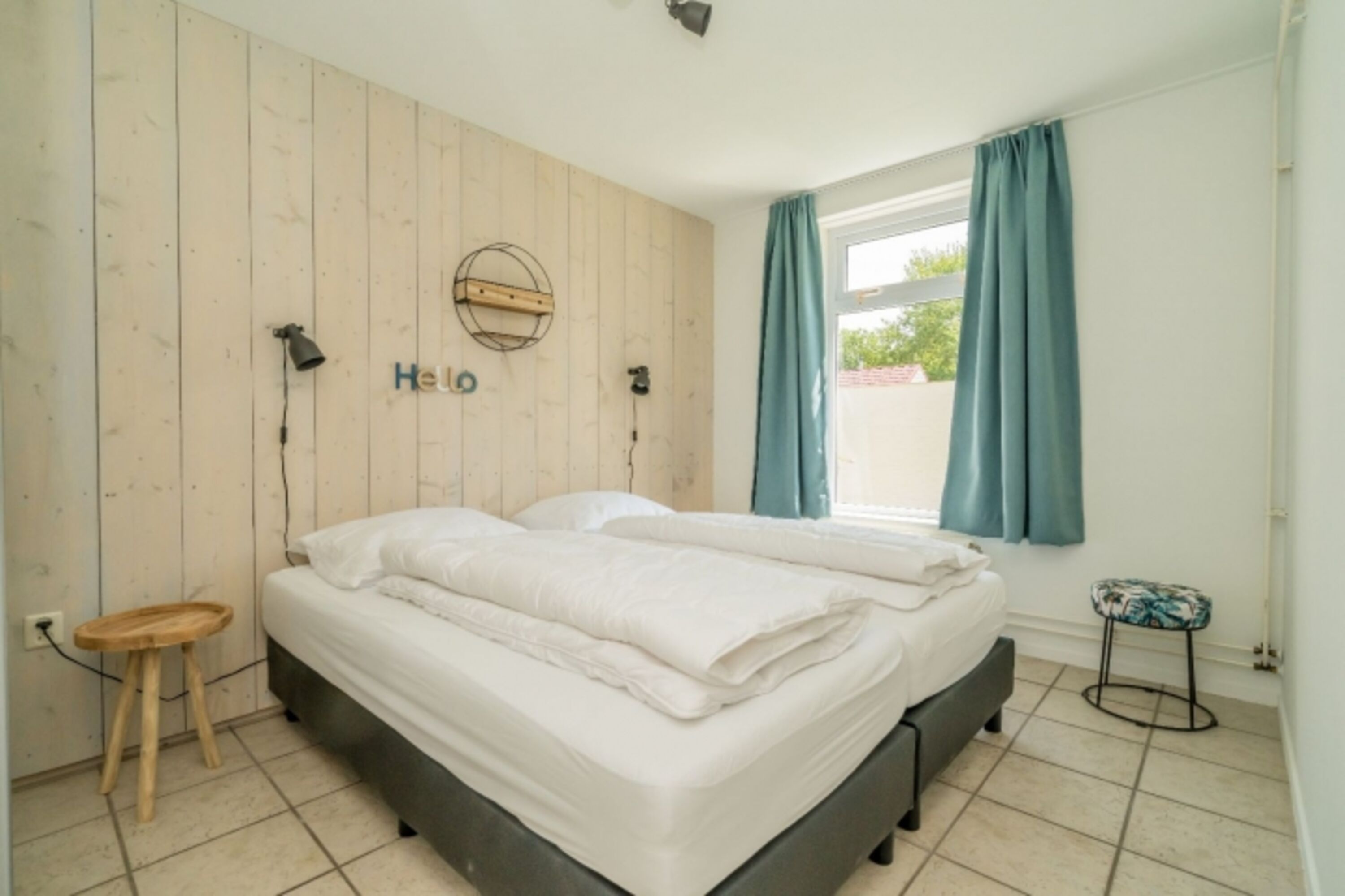 Schlafzimmer 2 mit 2 Boxspringbetten und Schrank