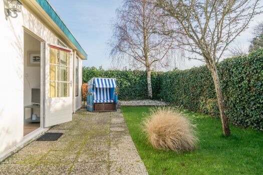 Der sonnige, eingezäunte Garten (Winterfoto)