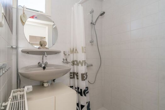 Badezimmer mit Dusche und Wasbecken