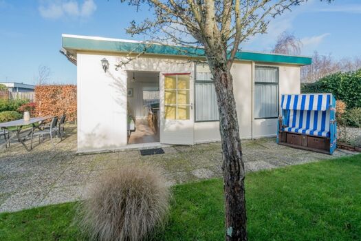 Der sonnige Garten mit Strandkorb