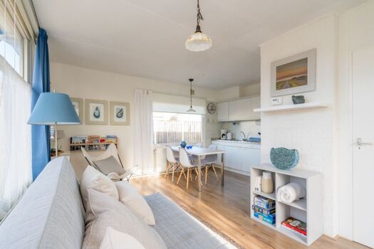 Gemütliches, helles Wohnzimmer mit Schlafcouch für 2P