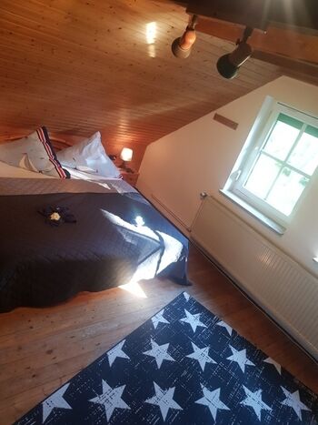 Schlafzimmer mit Blick in den Garten
